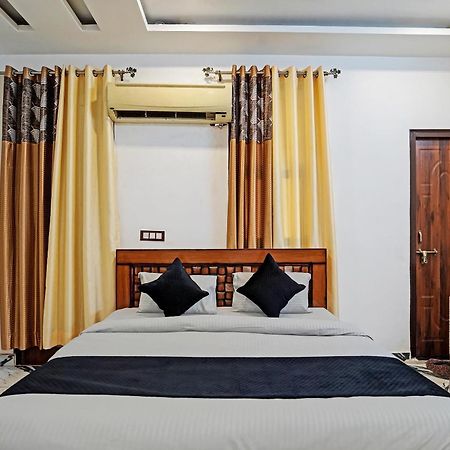 Play- Platinum Sector144 Couple Friendly Hotel Noida Bagian luar foto