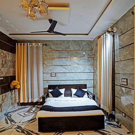 Play- Platinum Sector144 Couple Friendly Hotel Noida Bagian luar foto