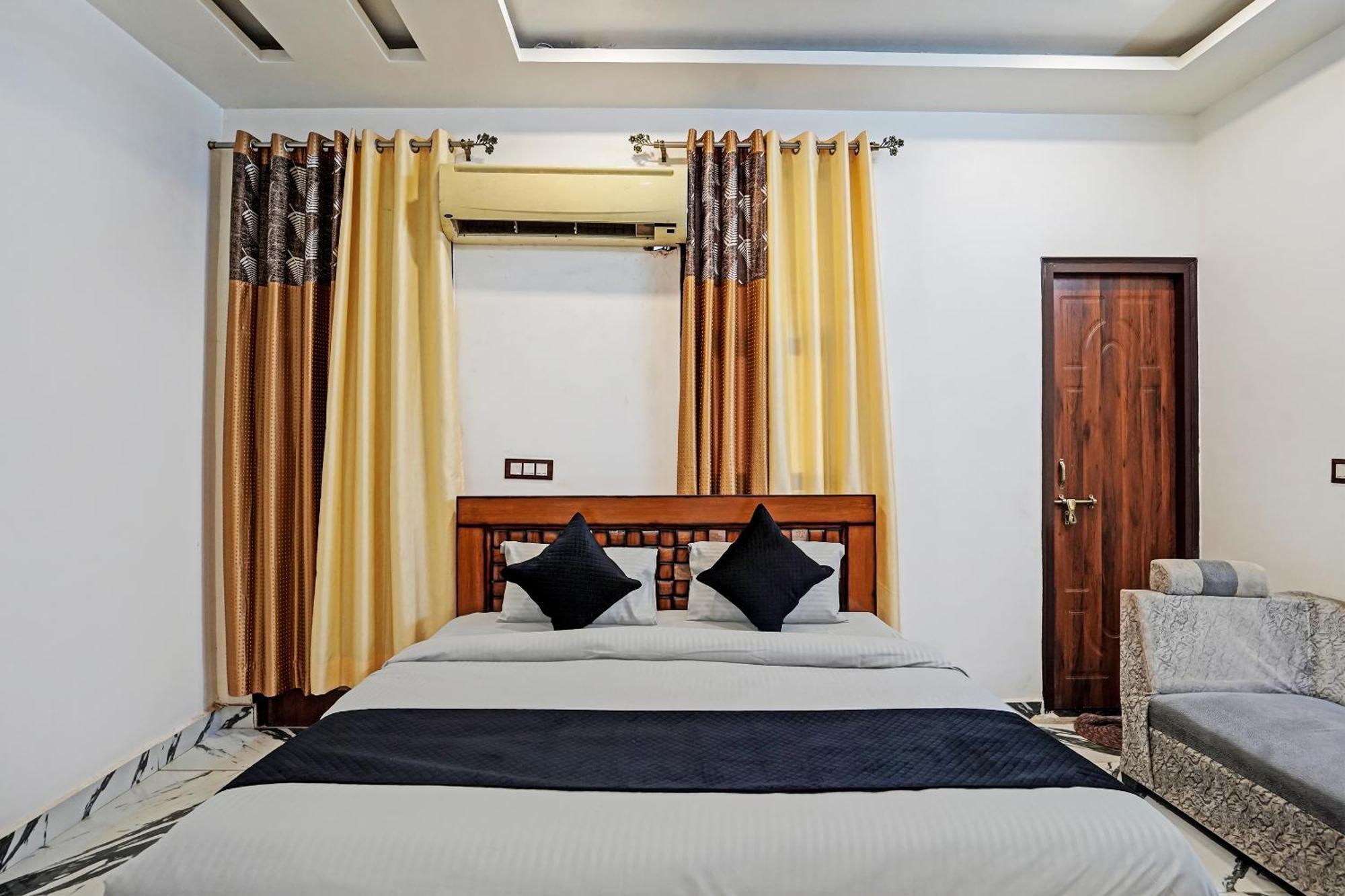 Play- Platinum Sector144 Couple Friendly Hotel Noida Bagian luar foto