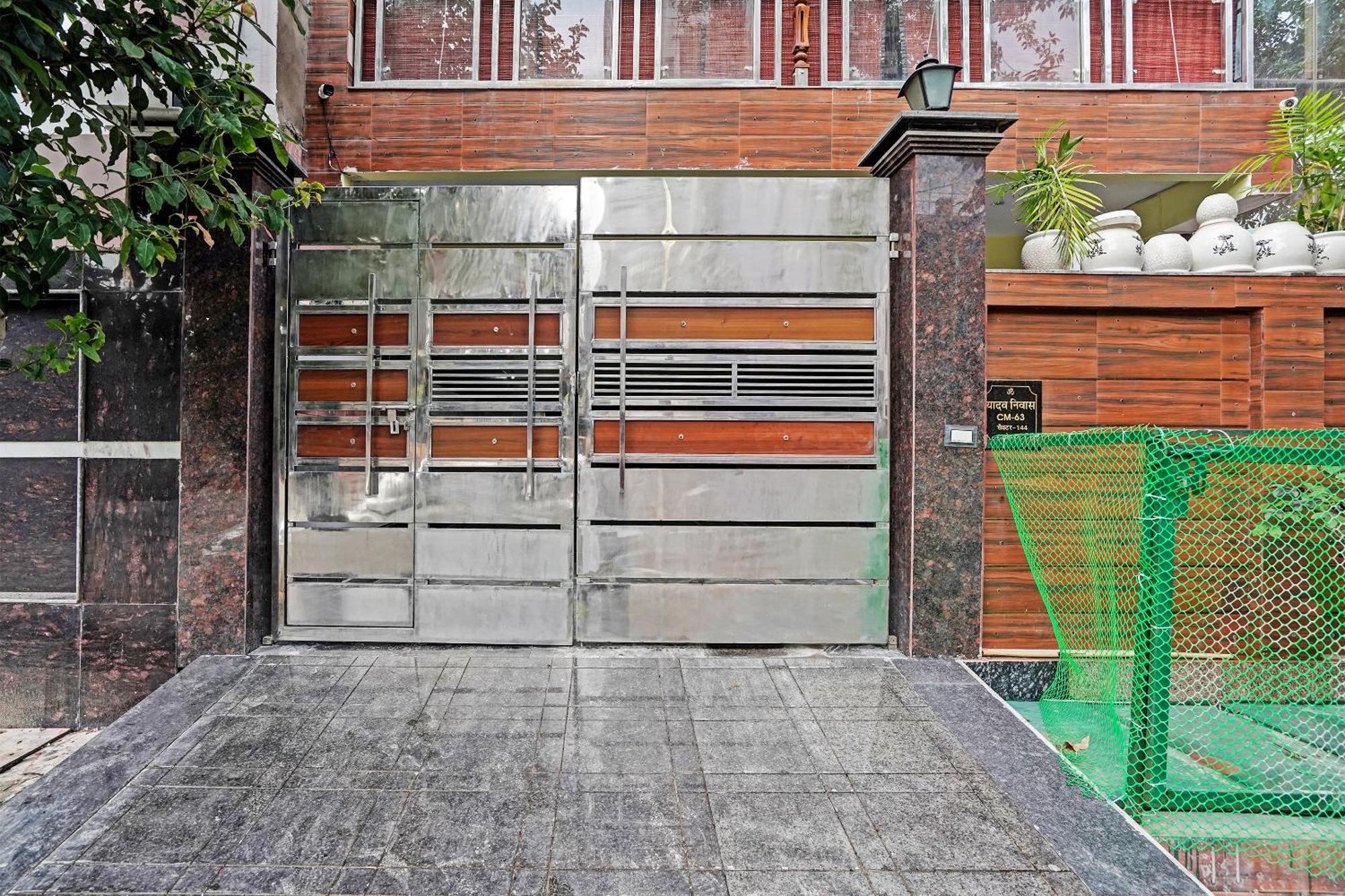Play- Platinum Sector144 Couple Friendly Hotel Noida Bagian luar foto