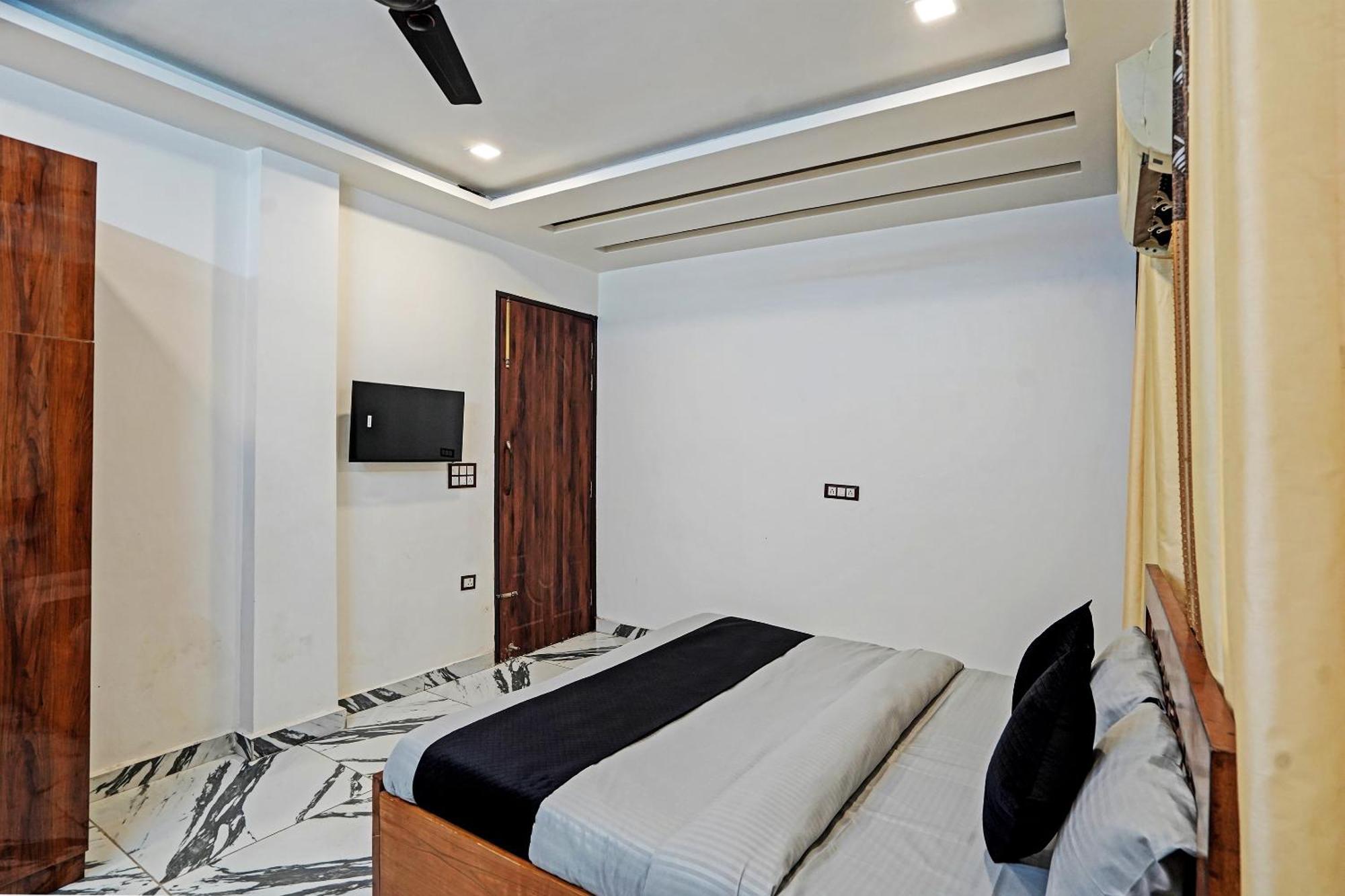 Play- Platinum Sector144 Couple Friendly Hotel Noida Bagian luar foto