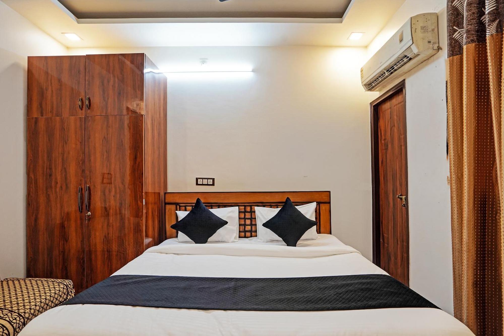 Play- Platinum Sector144 Couple Friendly Hotel Noida Bagian luar foto