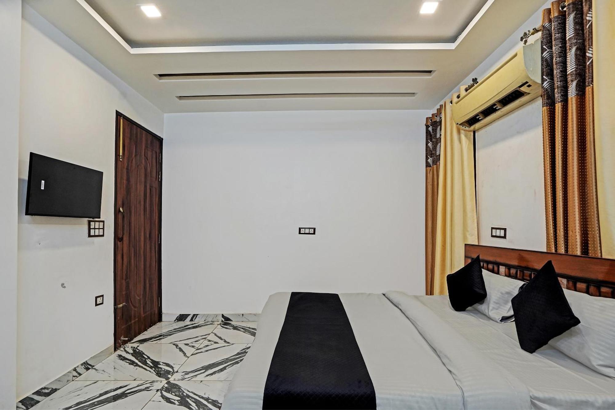 Play- Platinum Sector144 Couple Friendly Hotel Noida Bagian luar foto