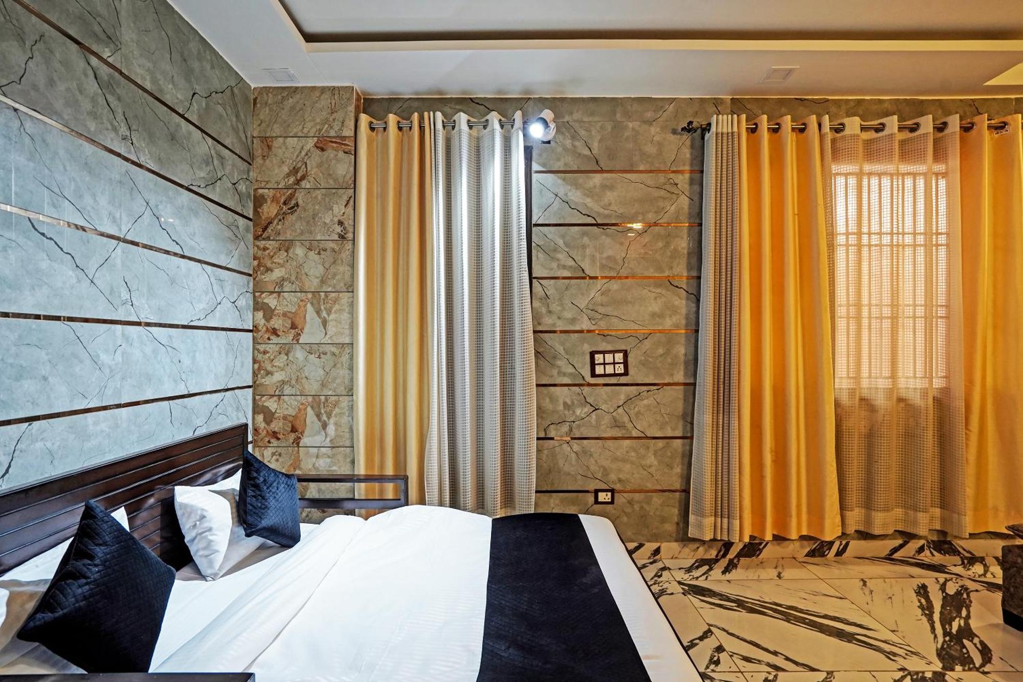 Play- Platinum Sector144 Couple Friendly Hotel Noida Bagian luar foto