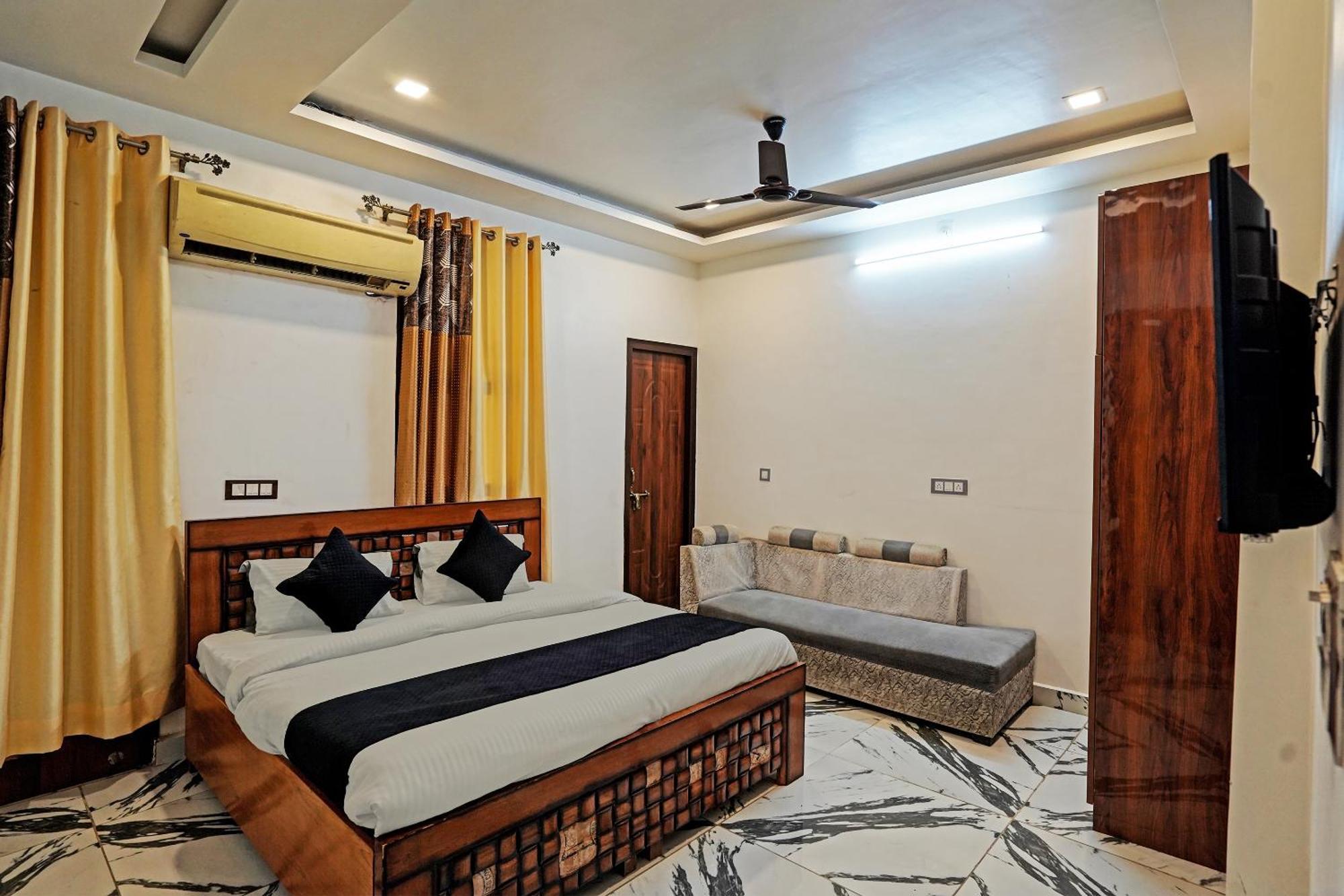 Play- Platinum Sector144 Couple Friendly Hotel Noida Bagian luar foto