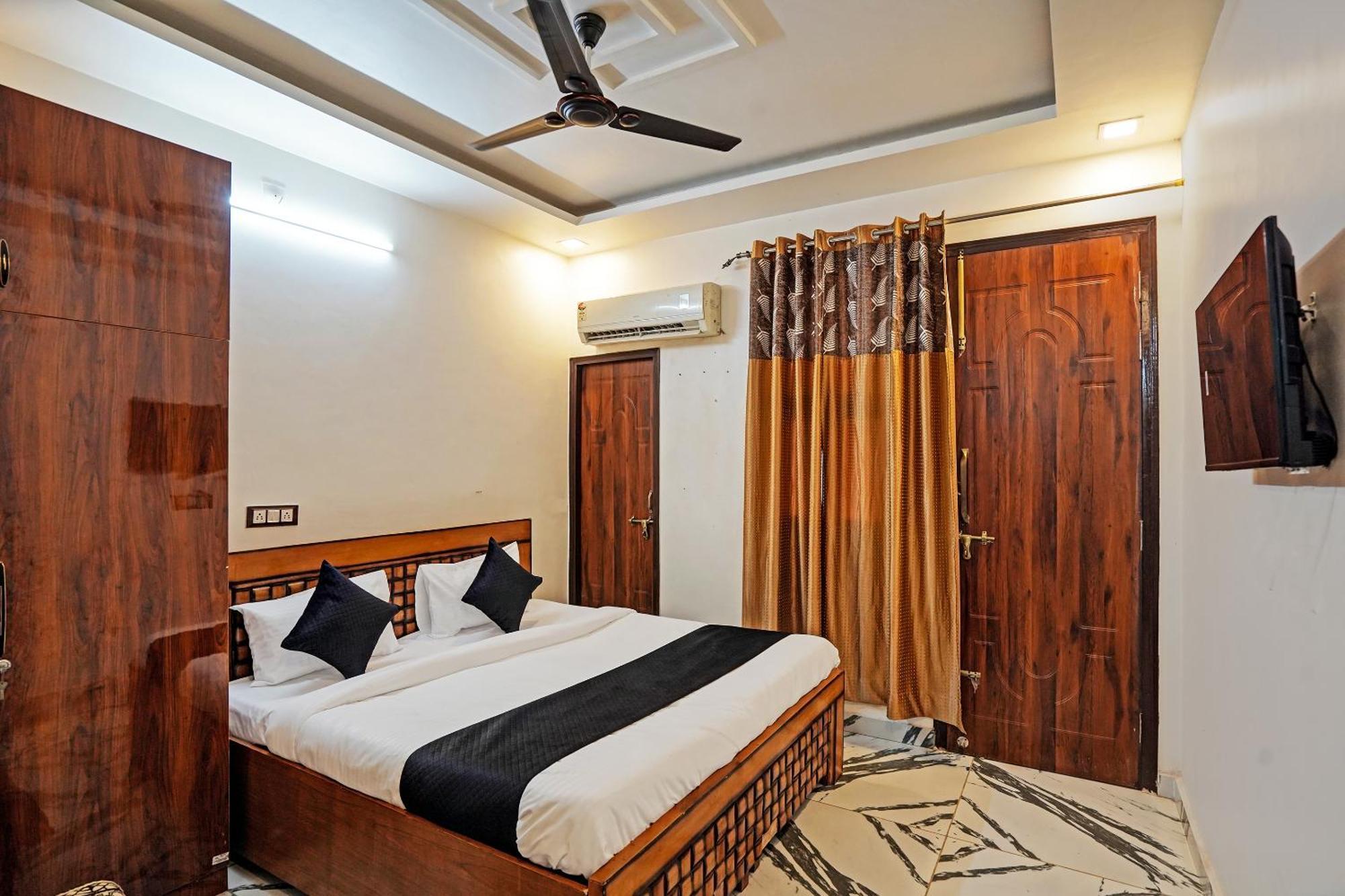 Play- Platinum Sector144 Couple Friendly Hotel Noida Bagian luar foto