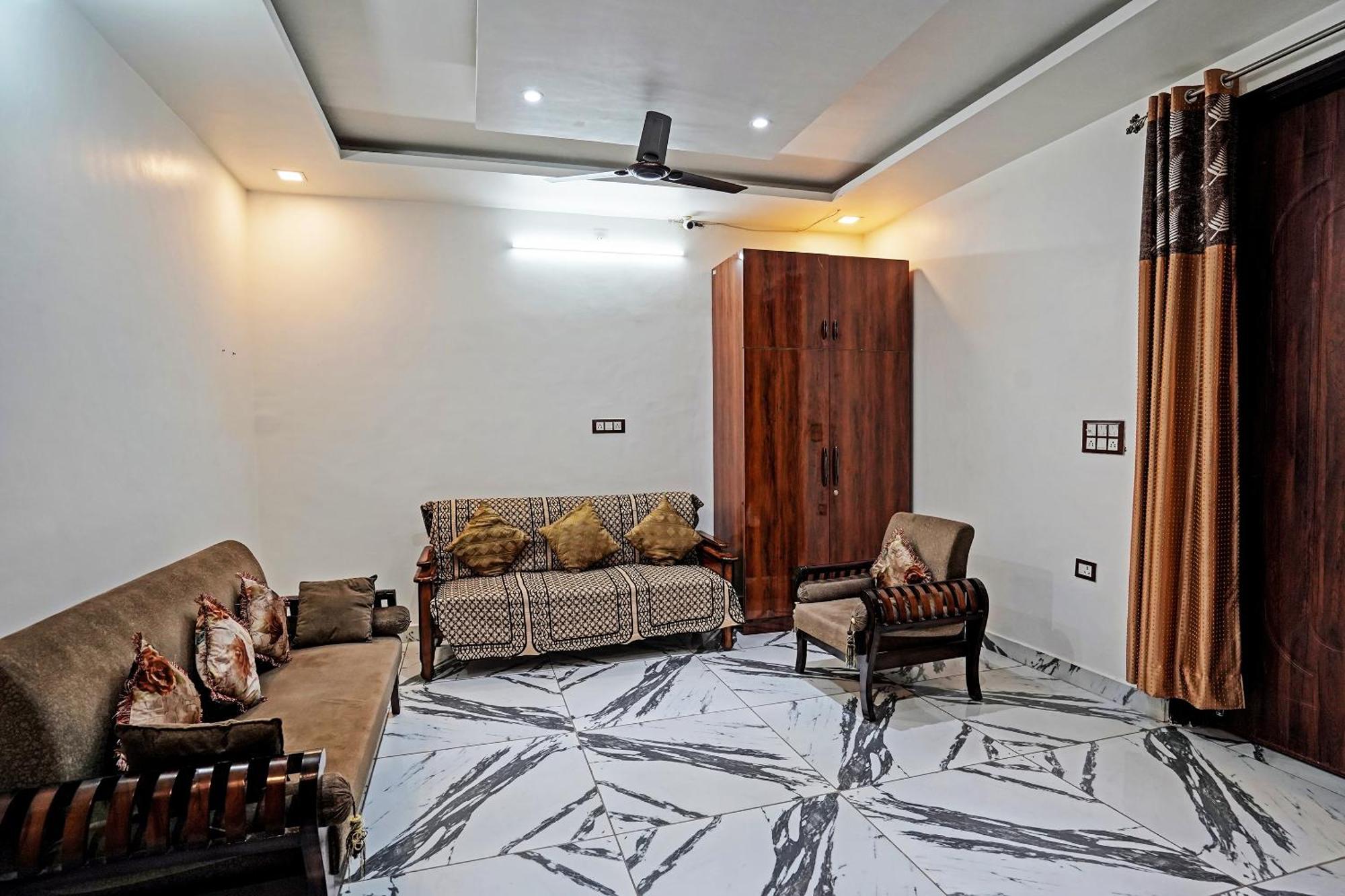 Play- Platinum Sector144 Couple Friendly Hotel Noida Bagian luar foto