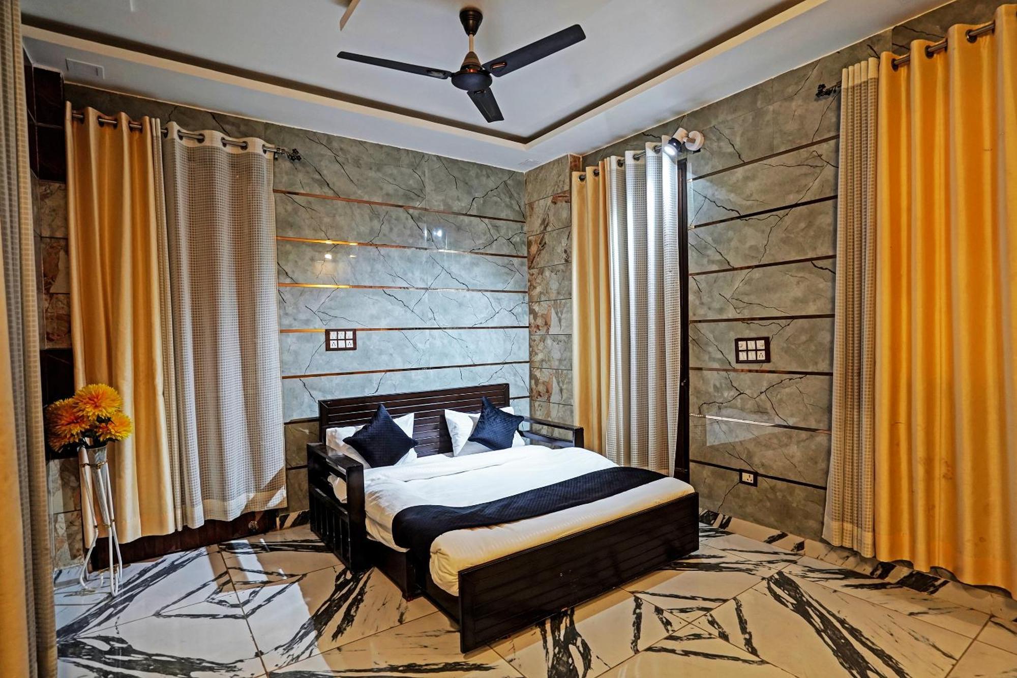 Play- Platinum Sector144 Couple Friendly Hotel Noida Bagian luar foto