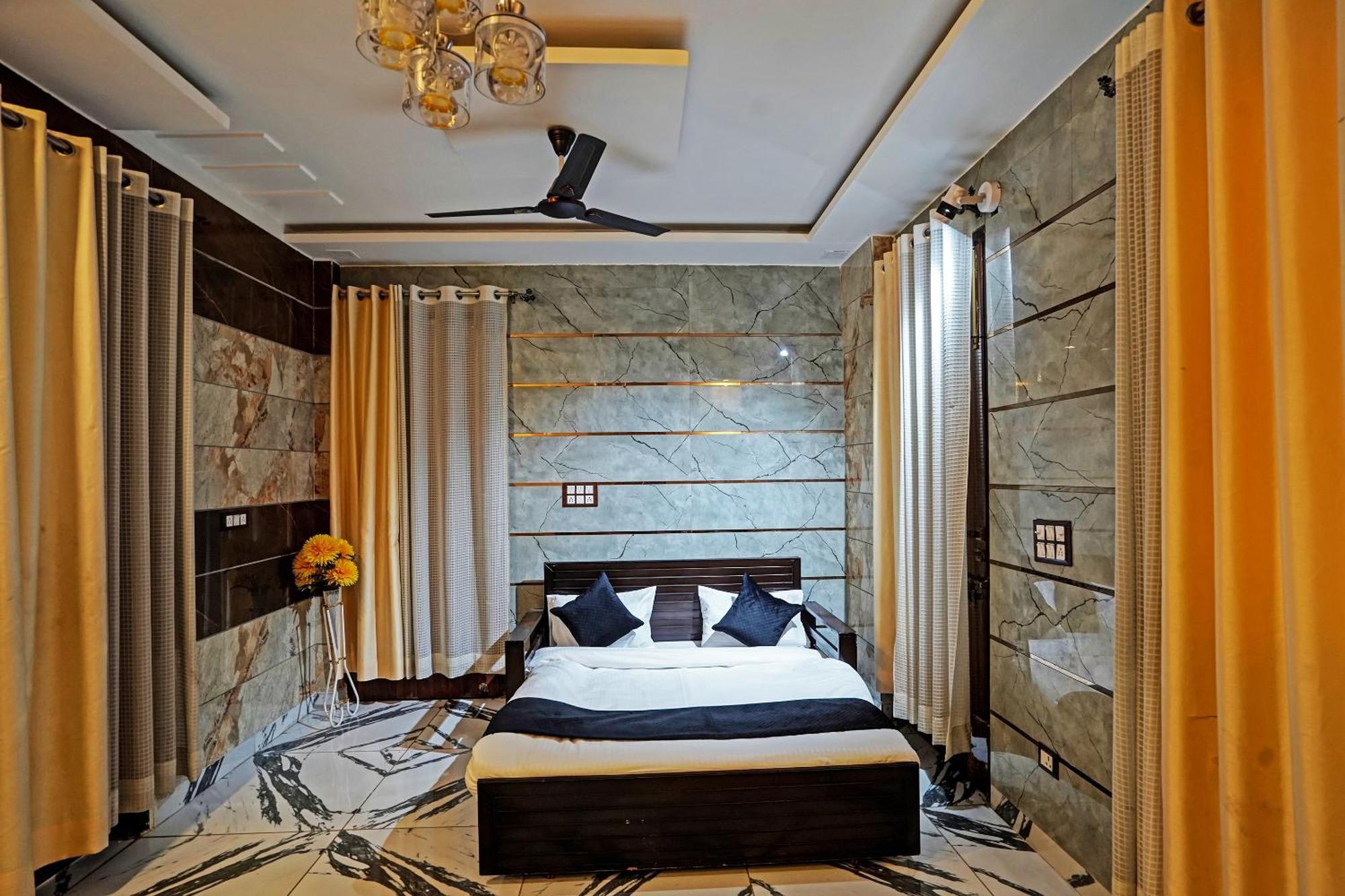 Play- Platinum Sector144 Couple Friendly Hotel Noida Bagian luar foto