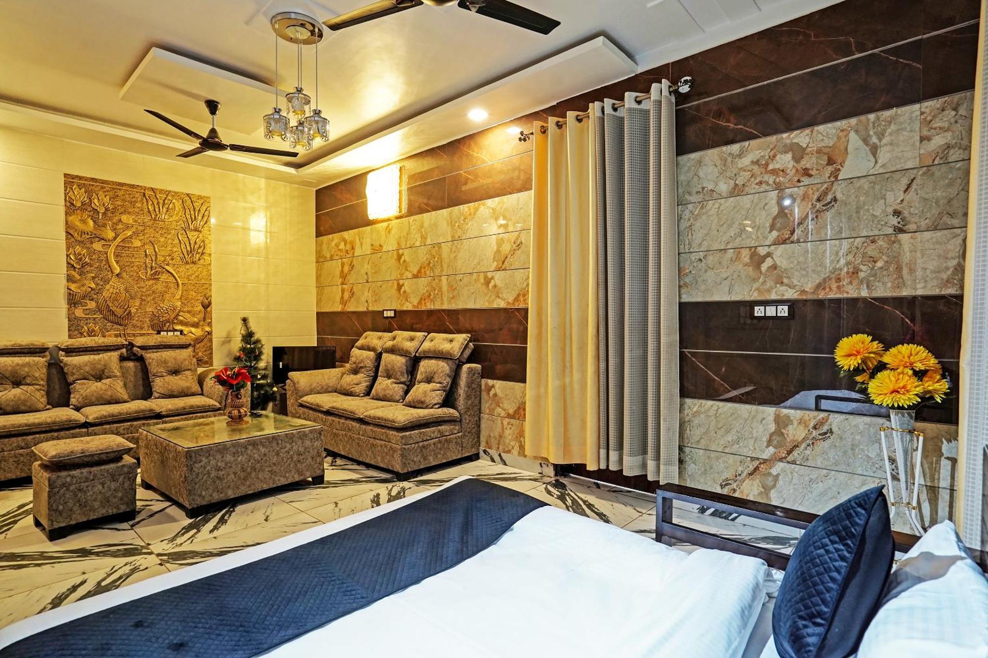 Play- Platinum Sector144 Couple Friendly Hotel Noida Bagian luar foto