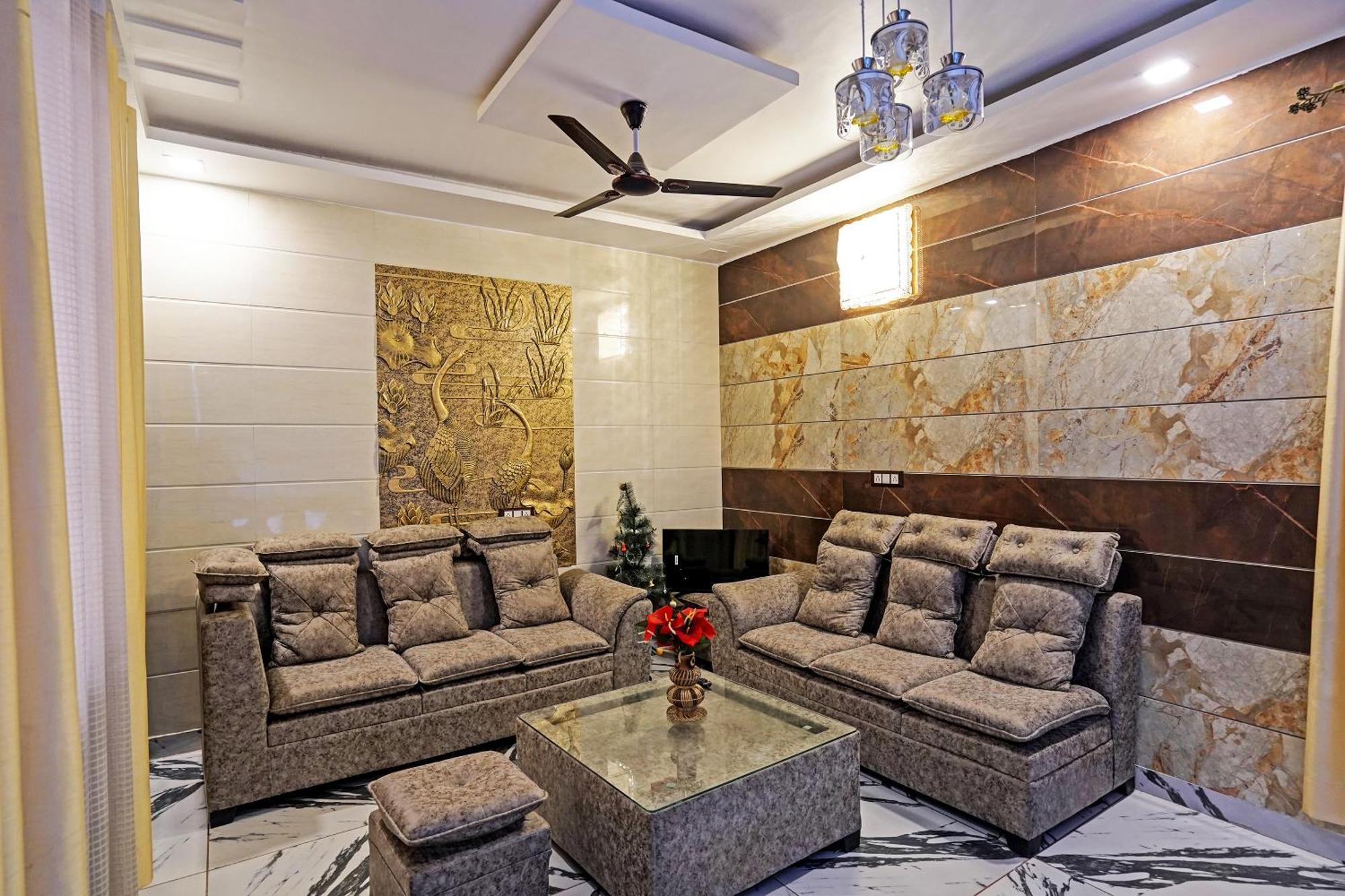 Play- Platinum Sector144 Couple Friendly Hotel Noida Bagian luar foto