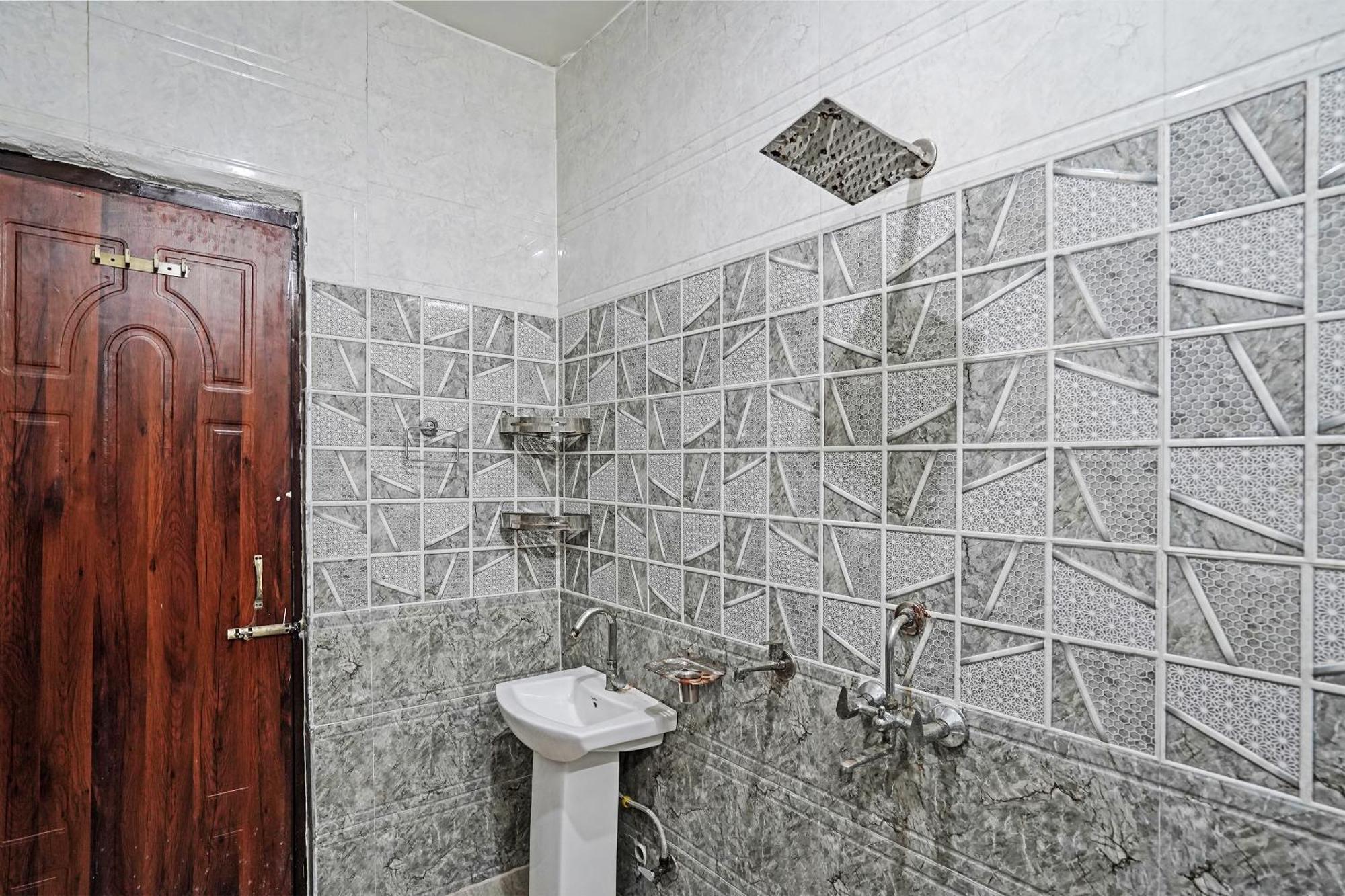 Play- Platinum Sector144 Couple Friendly Hotel Noida Bagian luar foto