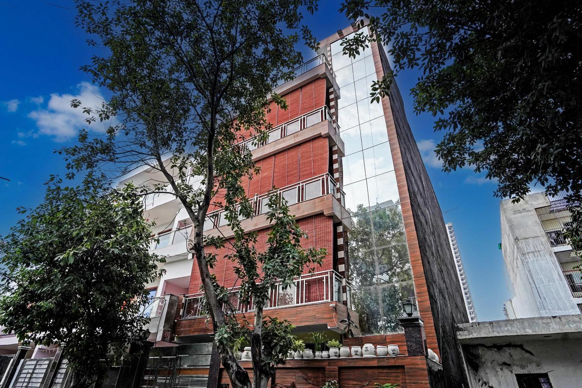 Play- Platinum Sector144 Couple Friendly Hotel Noida Bagian luar foto