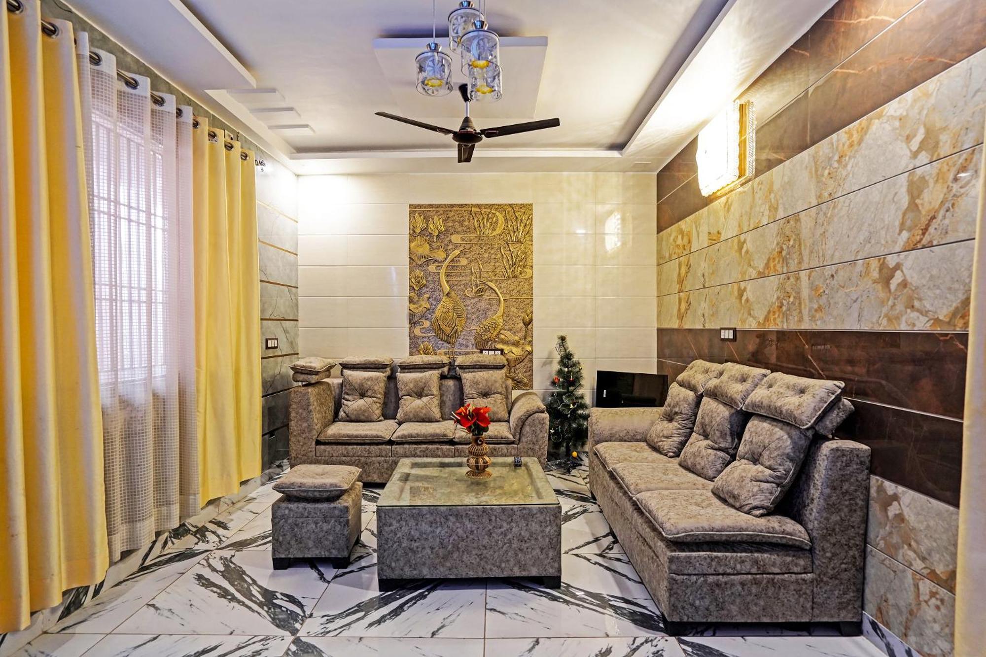 Play- Platinum Sector144 Couple Friendly Hotel Noida Bagian luar foto